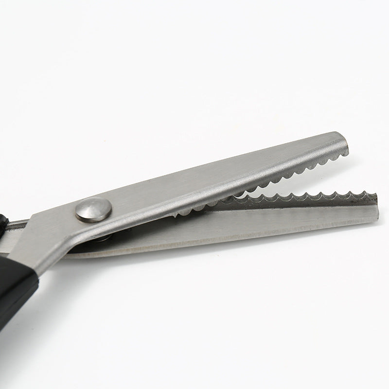 Triangle lace cutter, lock-free curved dogtooth serrated cutter