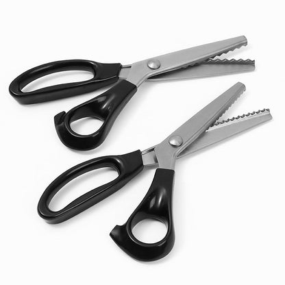 Triangle lace cutter, lock-free curved dogtooth serrated cutter